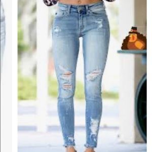 NWOT KanCan light wash destroyed jeans. Size 3/25